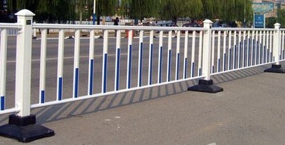 道路护栏 守护安全的沉默卫士