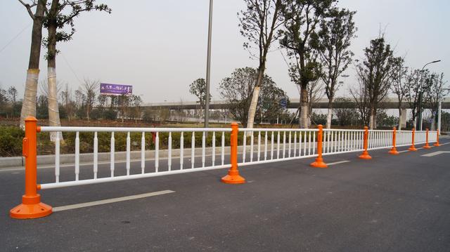 交通护栏与道路隔离方墩 守护道路安全的坚实防线